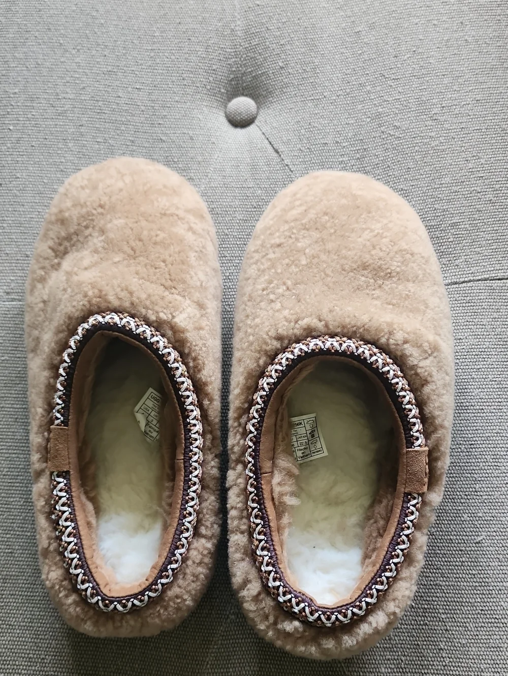 UGG Tasman Maxi Curly Plush Sheepskin Slip On comfort Size 4